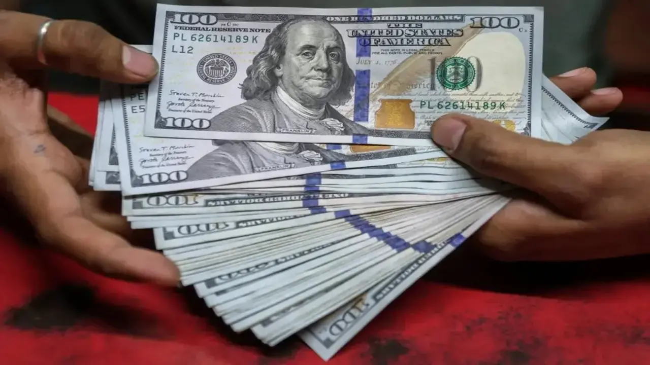 الدولار يسجل أعلى مستوياته مقابل العملات منذ بداية العام الجاري في الأسواق